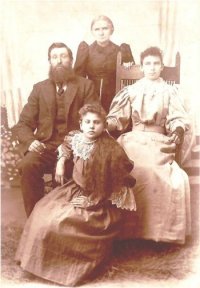 m-lewis-fam.jpg - 14432 Bytes